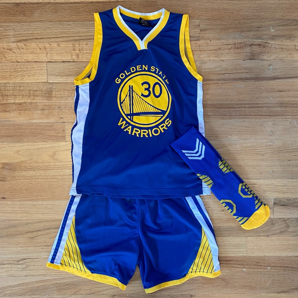 Youth Golden State Warriors Stephen Curry jersey, shorts and socks set.